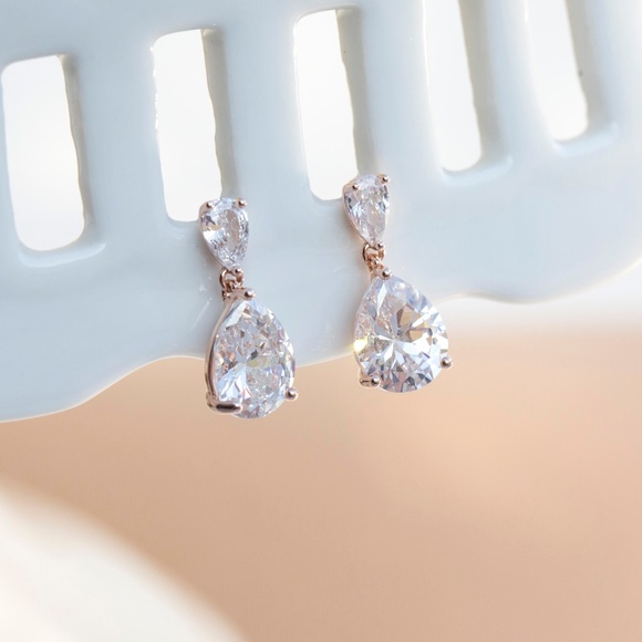 Dainty rose gold crystal earrings - Picture 4 of 5